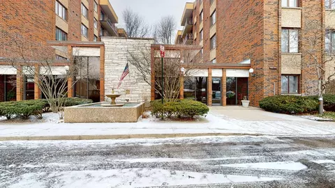 9560 Gross Point Rd #404B, Skokie, IL 60076