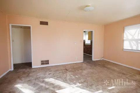 Living - 762 N Webster Cir, Kankakee, IL 60901 photo 1 of 4