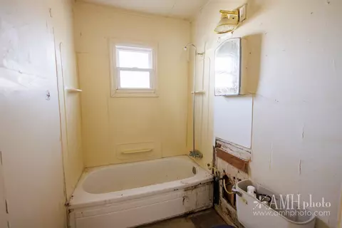 Bath - 762 N Webster Cir, Kankakee, IL 60901 photo 2 of 3