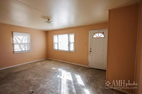 Living - 762 N Webster Cir, Kankakee, IL 60901 photo 2 of 4