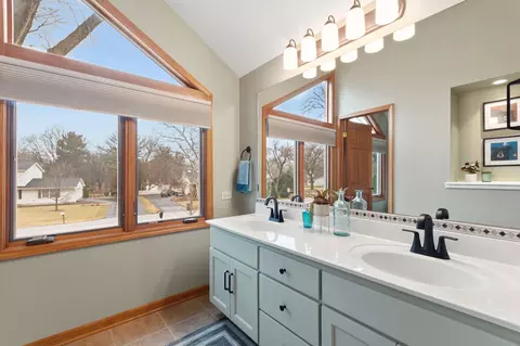 Bath - Undisclosed, Wheaton, IL 60189 photo 4 of 6