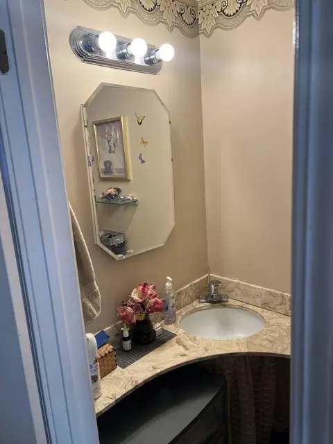 Bath - 1792 Williamsburg Dr, Hoffman Estates, IL 60169 photo 1 of 1