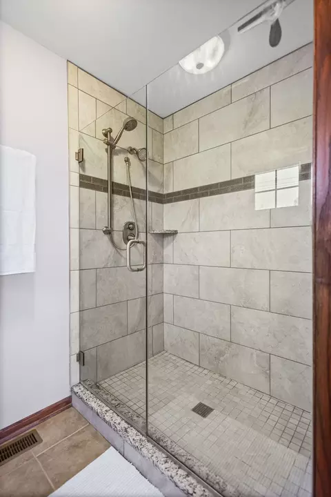 Bath - 12002 Ashbrook Ln, Mokena, IL 60448 photo 3 of 4