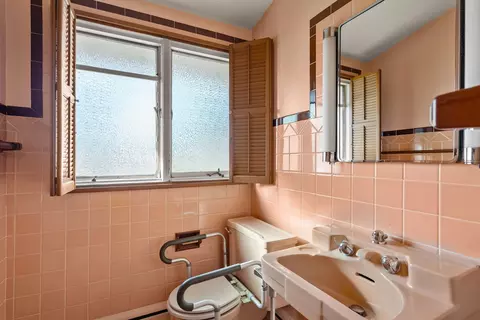 Bath - 3108 26th St, Moline, IL 61265 photo 3 of 4