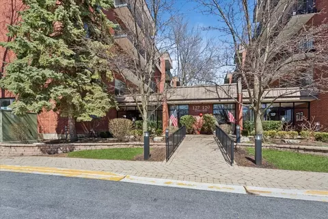 127 Acacia Cir #402, Indian Head Park, IL 60525