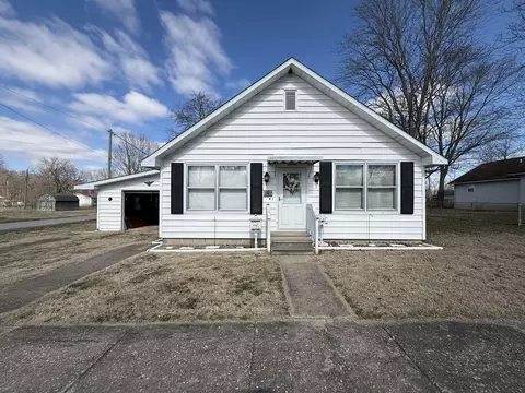 1421 W Maple St, Herrin, IL 62948