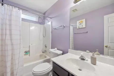 Bath - 821 Red Barn Ln, Elgin, IL 60124 photo 2 of 3