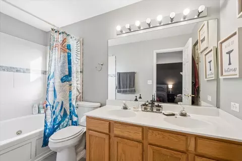Bath - 821 Red Barn Ln, Elgin, IL 60124 photo 1 of 3