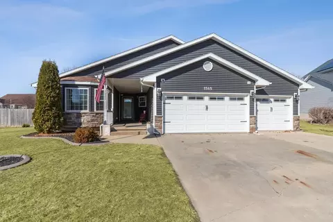 1545 Silver Valley Dr, Dewitt, IA 52742