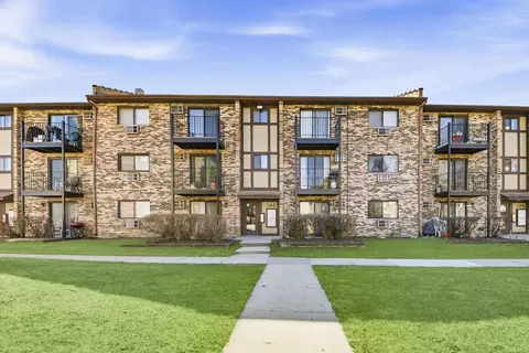 142 Klein Creek Ct #B, Carol Stream, IL 60188