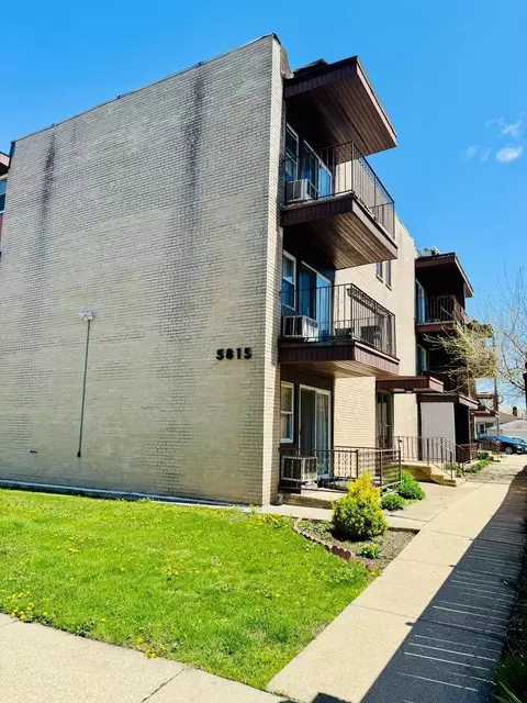 5815 N Spaulding Ave #2B, Chicago, IL 60659