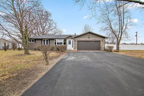 4754 W Hilltop Dr, Kankakee, IL 60901