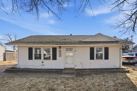 2515 W 69th St, Davenport, IA 52806
