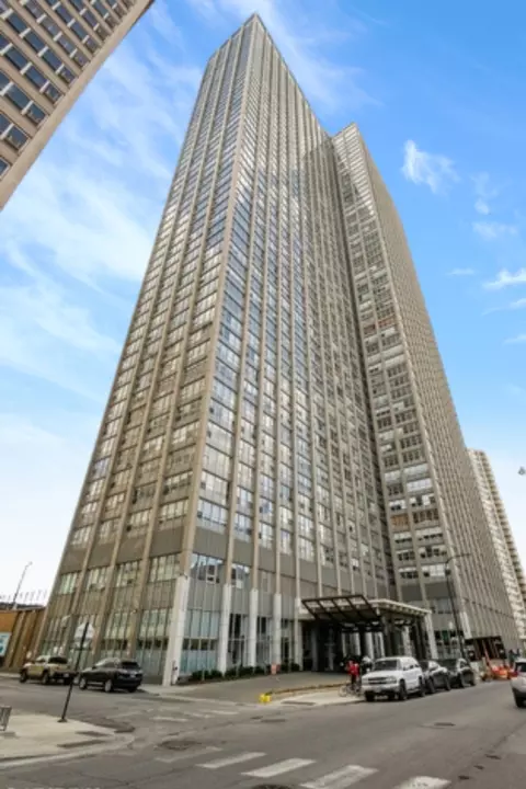 655 W Irving Park Rd #3604, Chicago, IL 60613