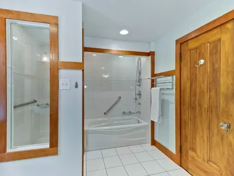 Bath - 1201 E 56th St, Chicago, IL 60637 photo 2 of 4