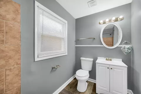 Bath - 911 E 76th St, Chicago, IL 60619 photo 1 of 1