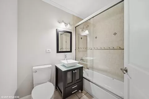 Bath - 4759 S Forrestville Ave #1W, Chicago, IL 60615 photo 1 of 3