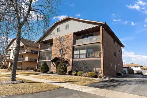 8160 168th Pl #2W, Tinley Park, IL 60477