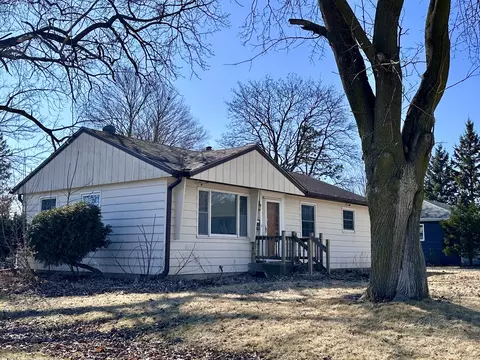 938 E Garden St, Dekalb, IL 60115