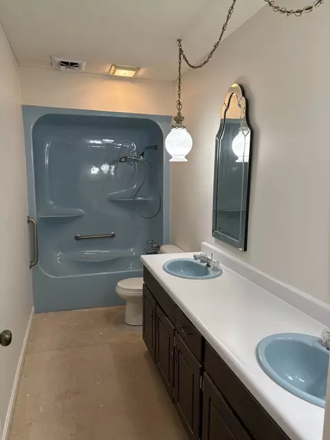 Bath - 707 E Boulevard St, Marion, IL 62959 photo 1 of 2