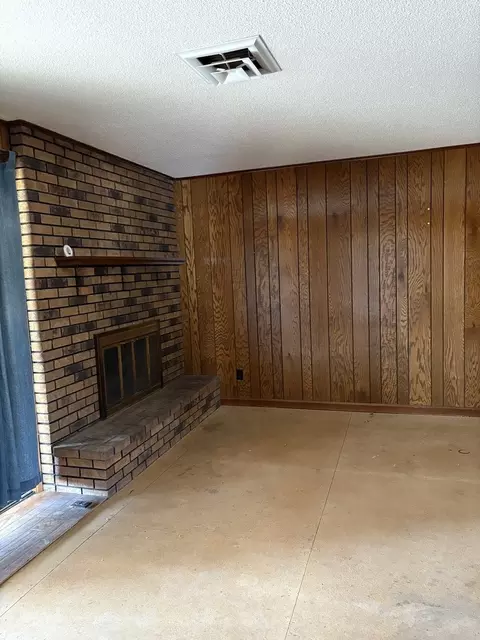 Living - 707 E Boulevard St, Marion, IL 62959 photo 2 of 3