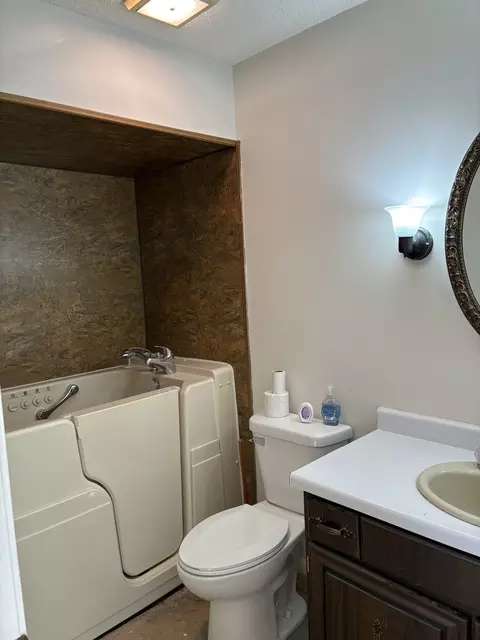 Bath - 707 E Boulevard St, Marion, IL 62959 photo 2 of 2