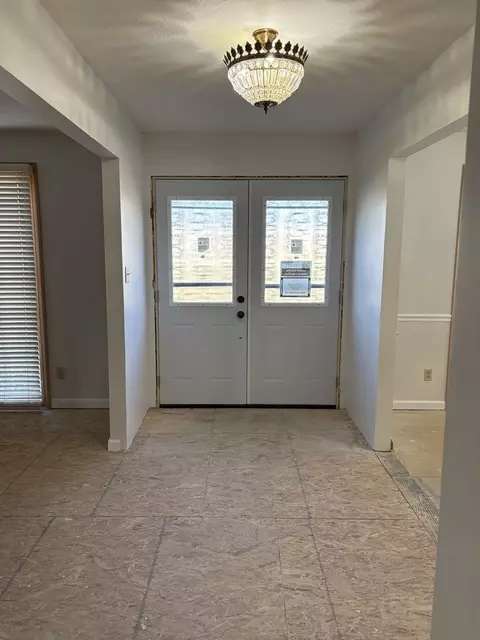 Entry Way - 707 E Boulevard St, Marion, IL 62959 photo 1 of 6