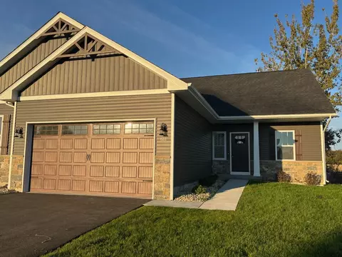 634 Anjali Ct #R, Sycamore, IL 60178