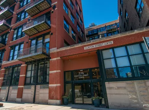 226 N Clinton St #405, Chicago, IL 60661