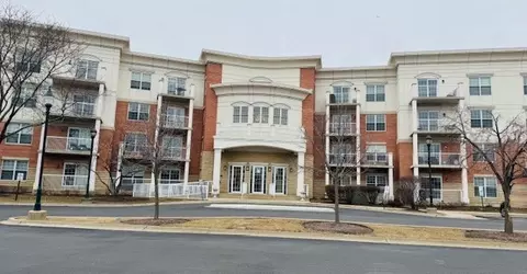 601 W Rand Rd #301, Arlington Heights, IL 60004