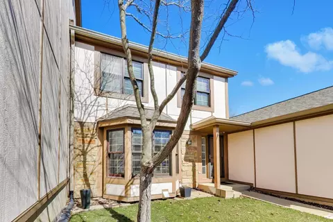 1037 Wheaton Oaks Dr, Wheaton, IL 60187