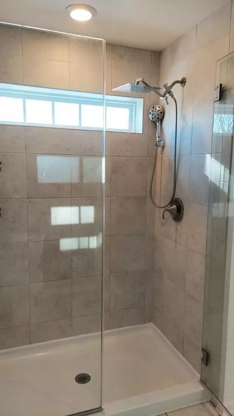Bath - 1029 Draper Rd, Mchenry, IL 60050 photo 5 of 5