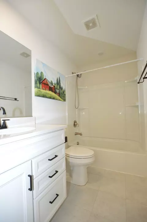 Bath - 1029 Draper Rd, Mchenry, IL 60050 photo 3 of 5