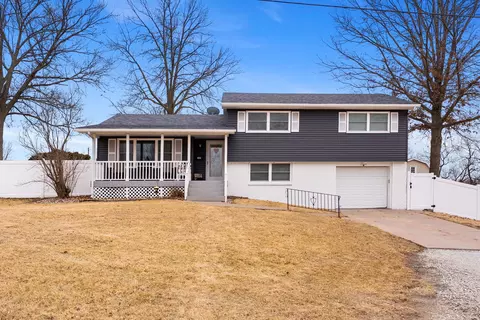 404 SW 10th St, Aledo, IL 61231