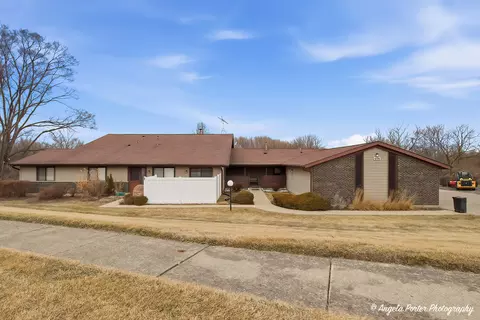 606 Waters Edge Dr #A, Mchenry, IL 60050