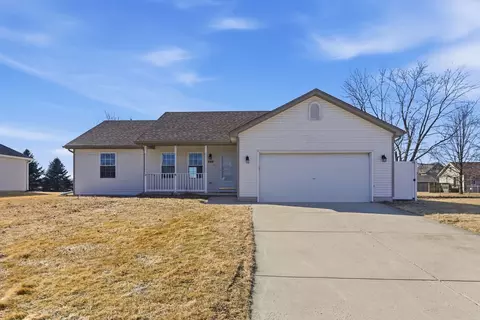 906 Warren St, Earlville, IL 60518