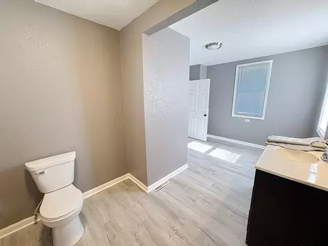 Bath - 848 20th Ave, Moline, IL 61265 photo 2 of 2