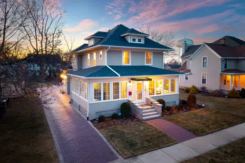 325 N Wright St, Naperville, IL 60540