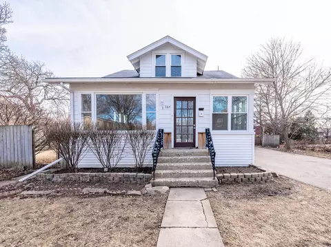 207 N Lakeshore Dr, Mundelein, IL 60060