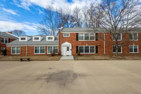 3215 E Locust St #14, Davenport, IA 52803