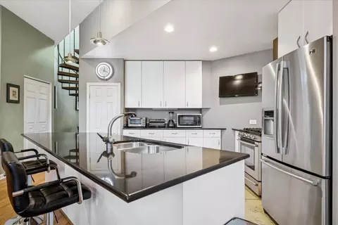 Kitchen - 808 S Bishop St, Chicago, IL 60607 photo 3 of 6