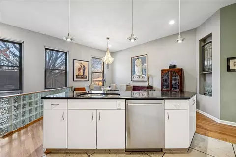 Kitchen - 808 S Bishop St, Chicago, IL 60607 photo 4 of 6