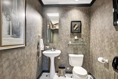 Bath - 808 S Bishop St, Chicago, IL 60607 photo 1 of 4