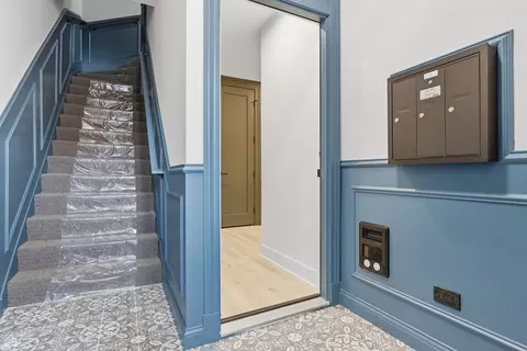 Entry Way - 2126 W Thomas St, Chicago, IL 60622 photo 2 of 3
