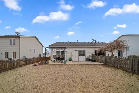 Exterior - 3011 Hoffman St, Plano, IL 60545 photo 3 of 7