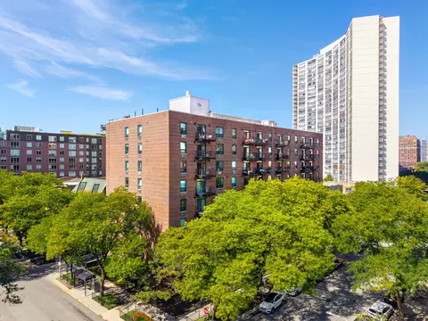 3900 N Pine Grove Ave #911, Chicago, IL 60613