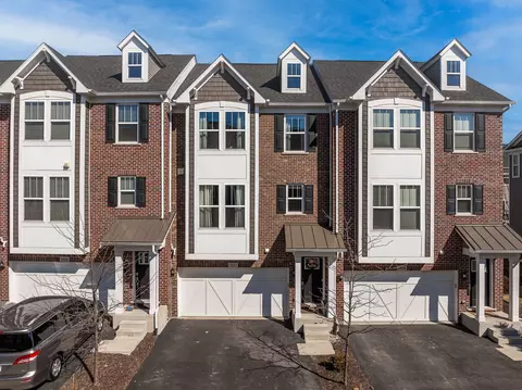 906 Coletta Cir, Naperville, IL 60563