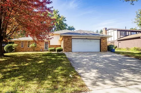 911 Colonade Rd, Shorewood, IL 60404