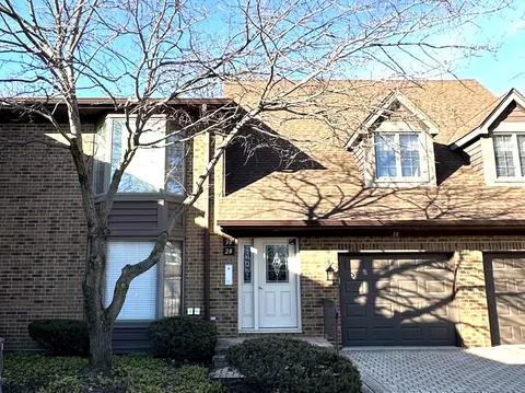 28 Queens Ct #28, Westchester, IL 60154