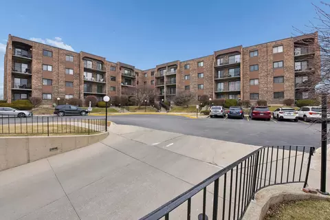 601 W Huntington Commons Rd #202, Mount Prospect, IL 60056